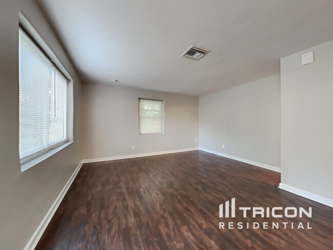 Building Photo - 406 4th Ave NW