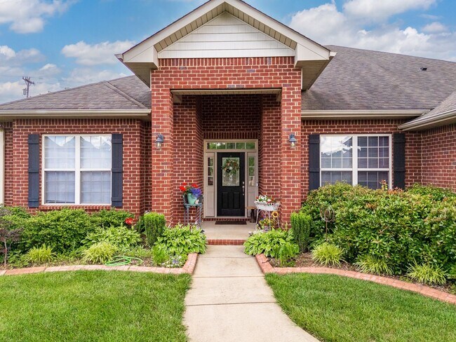 Foto del edificio - Spacious 4-Bedroom, 2 BA Ranch Home, 2 Car...