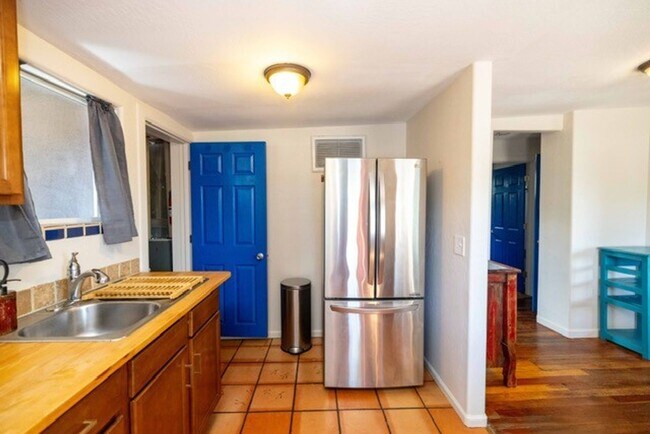 Foto del edificio - Modern Comfort with Fireplace & Yard | 2BR...