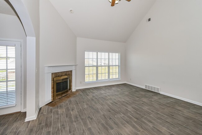 Building Photo - 5567 Queens Ring Cove