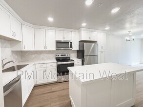 Building Photo - 1032 E 400 S