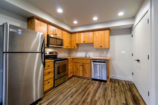 Building Photo - Brand New 1 bedroom 1 bathroom town house ...