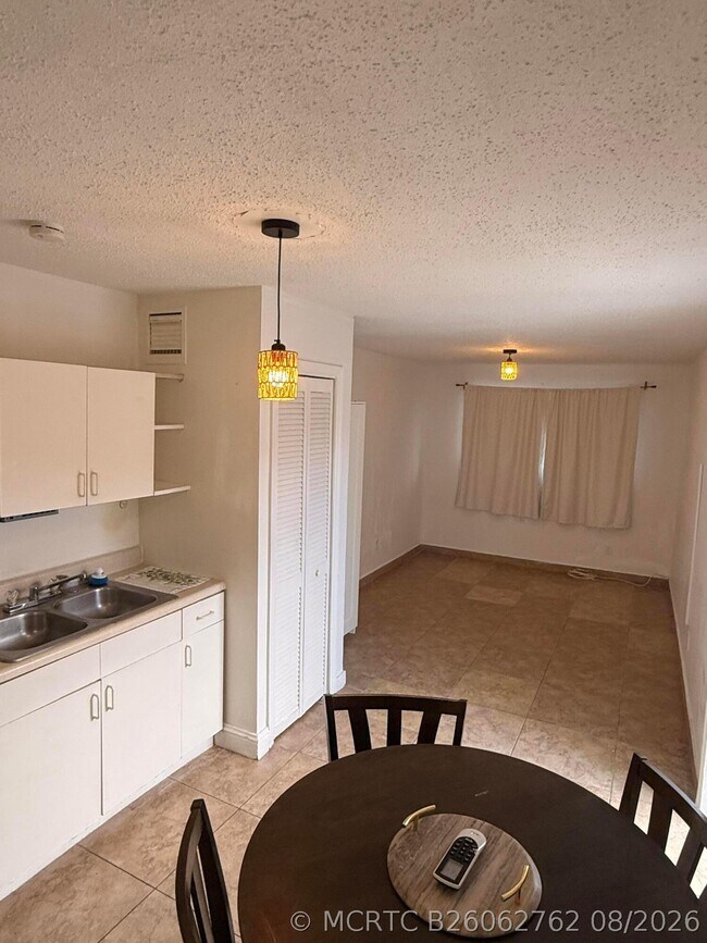 Foto del edificio - 17131 NW 44th Ave