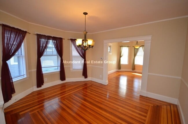 Building Photo - 11 Fairfield St