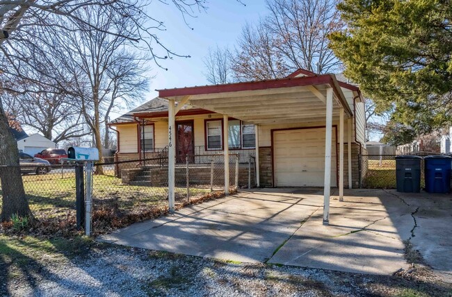 Building Photo - 3 Bed / 1 Bath in West Tulsa!