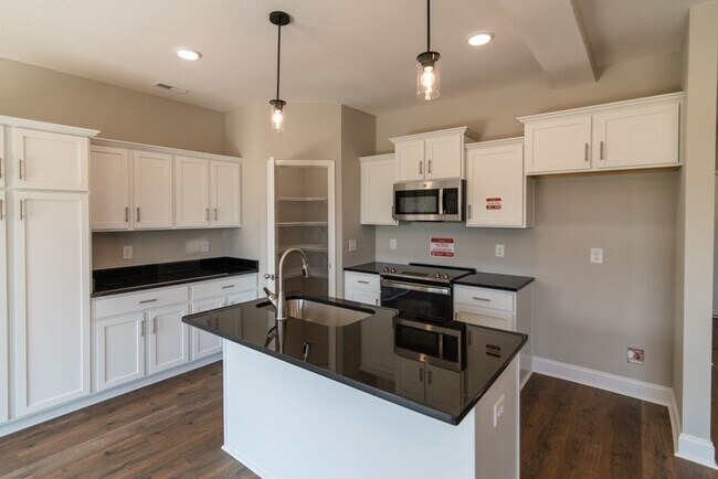 Foto del edificio - Contemporary 3-Bedroom Beauty with Walk-In Closet and Tile Shower Retreat