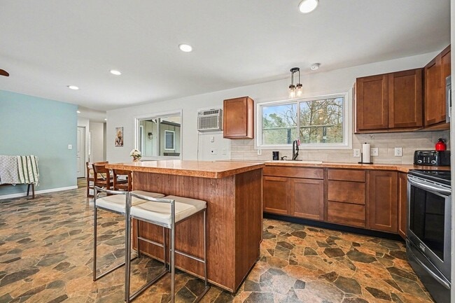 Building Photo - 325 W Delhi Rd