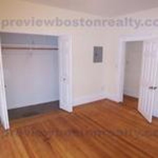 Building Photo - Convenient Location, In Unit Washer and Dr...