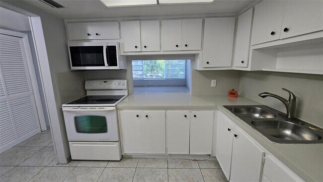 Foto del edificio - 16800 NE 15th Ave