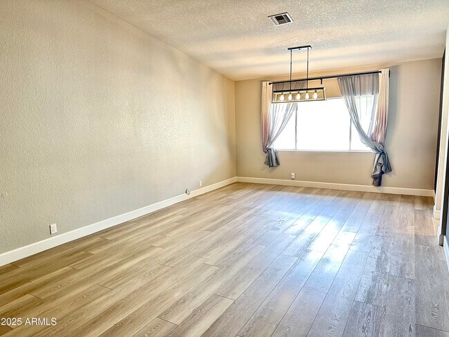 Foto del edificio - 7126 W Columbine Dr