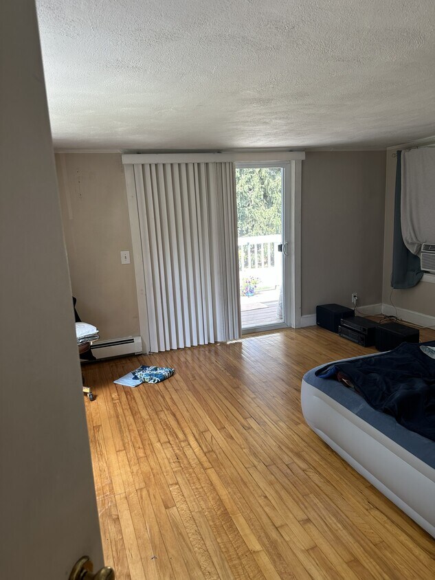 Dormitorio - 762 Salem St
