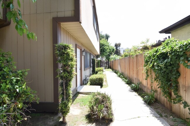 Building Photo - 1295 Elm Ave