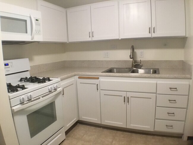 Kitchen - 130 S Meridith Ave