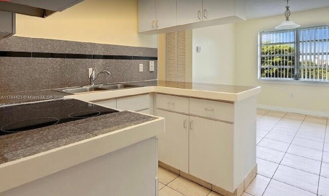 Building Photo - 10651 SW 108th Ave