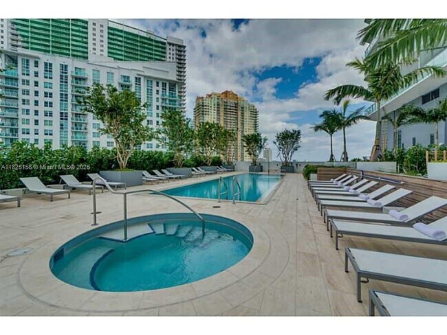 Foto del edificio - 1300 Brickell Bay Dr