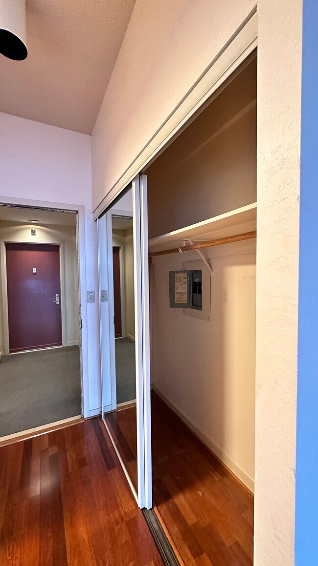 Foto del edificio - 6363 Christie Ave