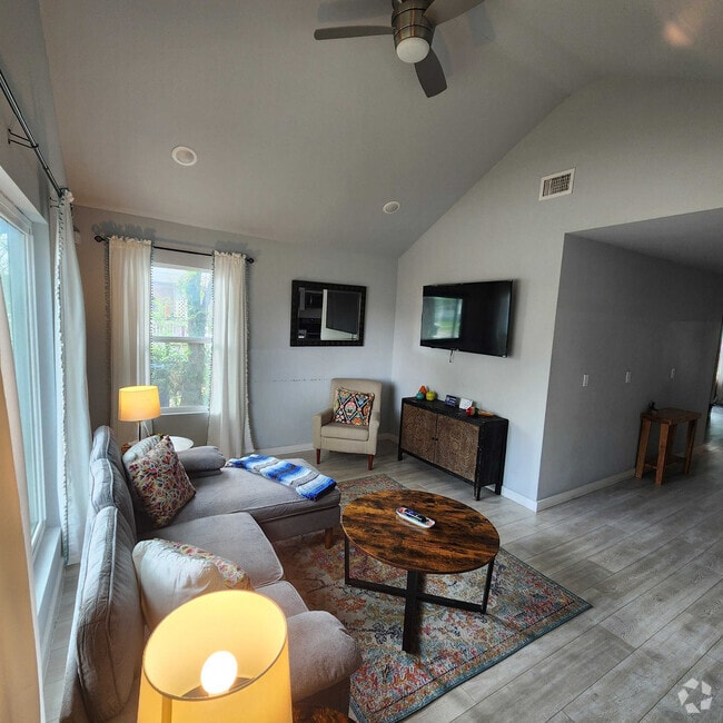Building Photo - 1413 Santa Monica St