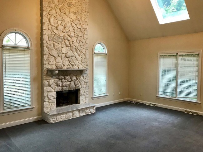 Building Photo - Terrific Treesdale Home