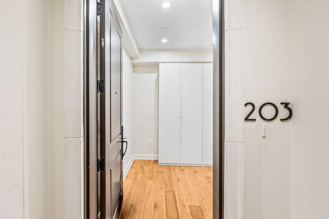 Building Photo - 10647 Ashton Ave