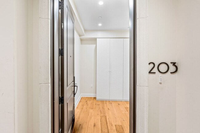 Foto del edificio - 10647 Ashton Ave