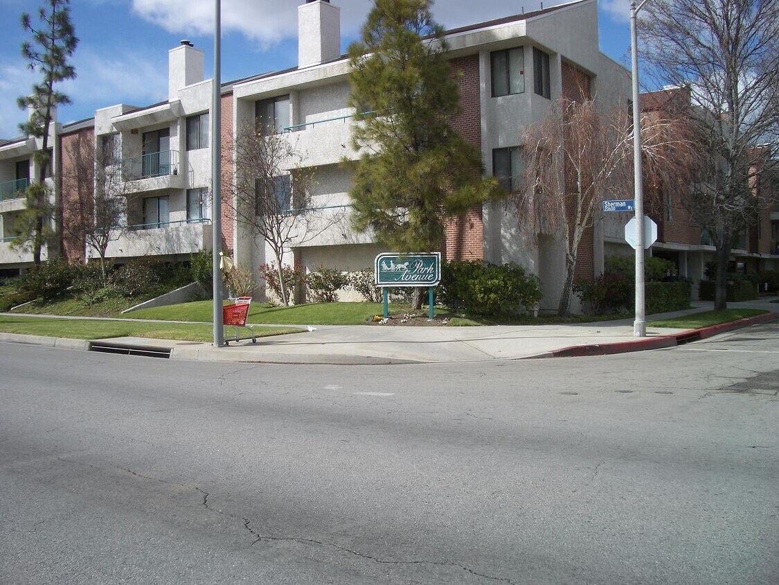 Primary Photo - 7211 Cozycroft Ave