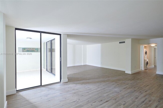 Foto del edificio - 5845 Collins Ave