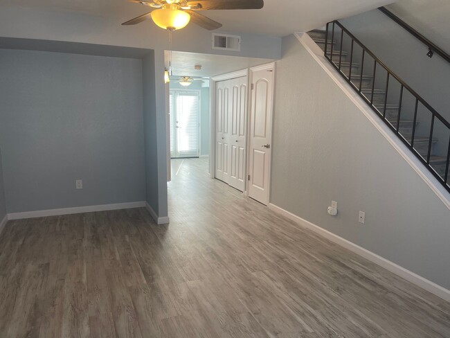 Foto del edificio - 2+2  SW Townhome READY NOW!