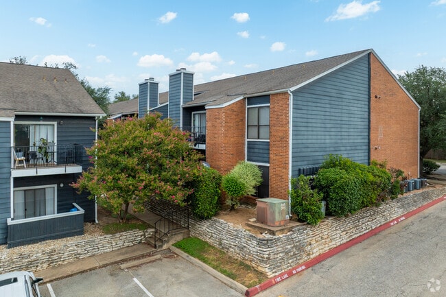Building Photo - Tramor at the Oaks Apartments