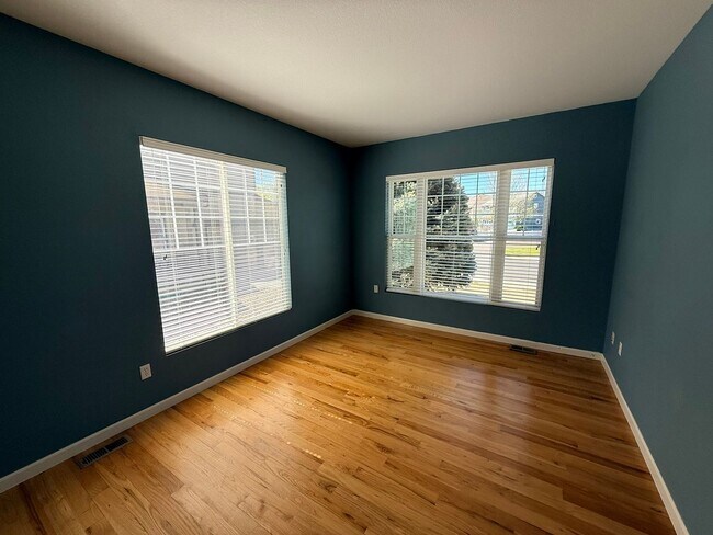 Foto del edificio - Modern 4-Bedroom Home in Renaissance Neighborhood Near Trails