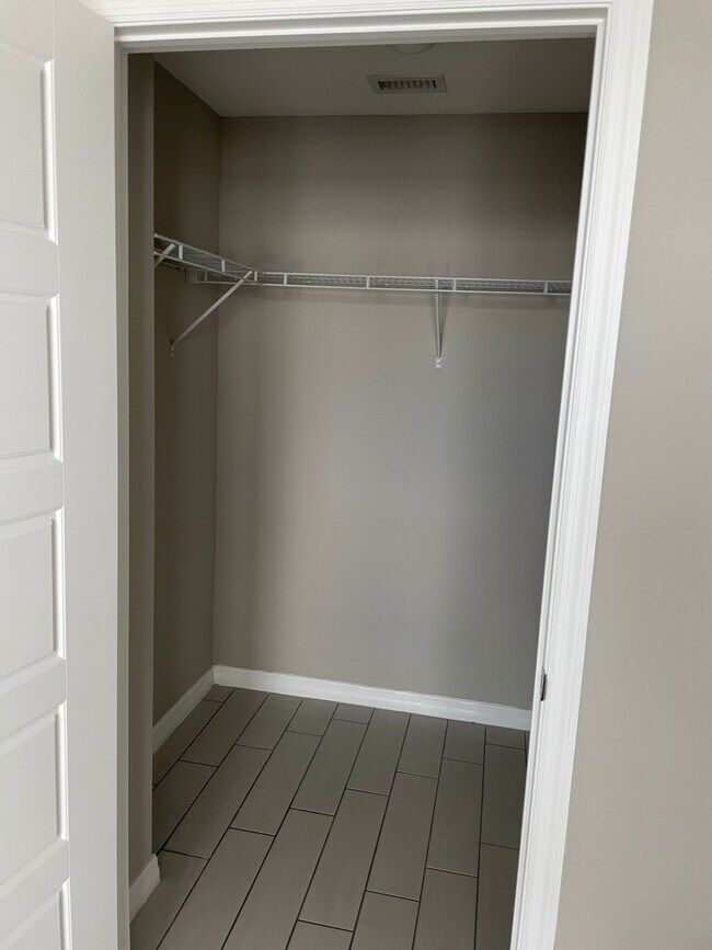 Building Photo - 6239 Bay Club Dr