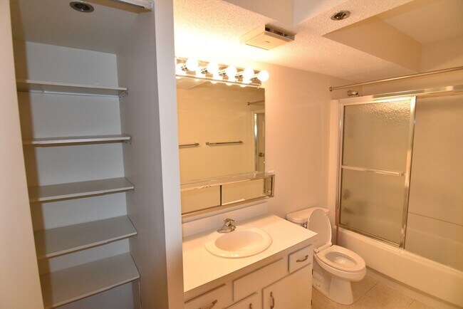 Foto del edificio - 1731 Beacon St