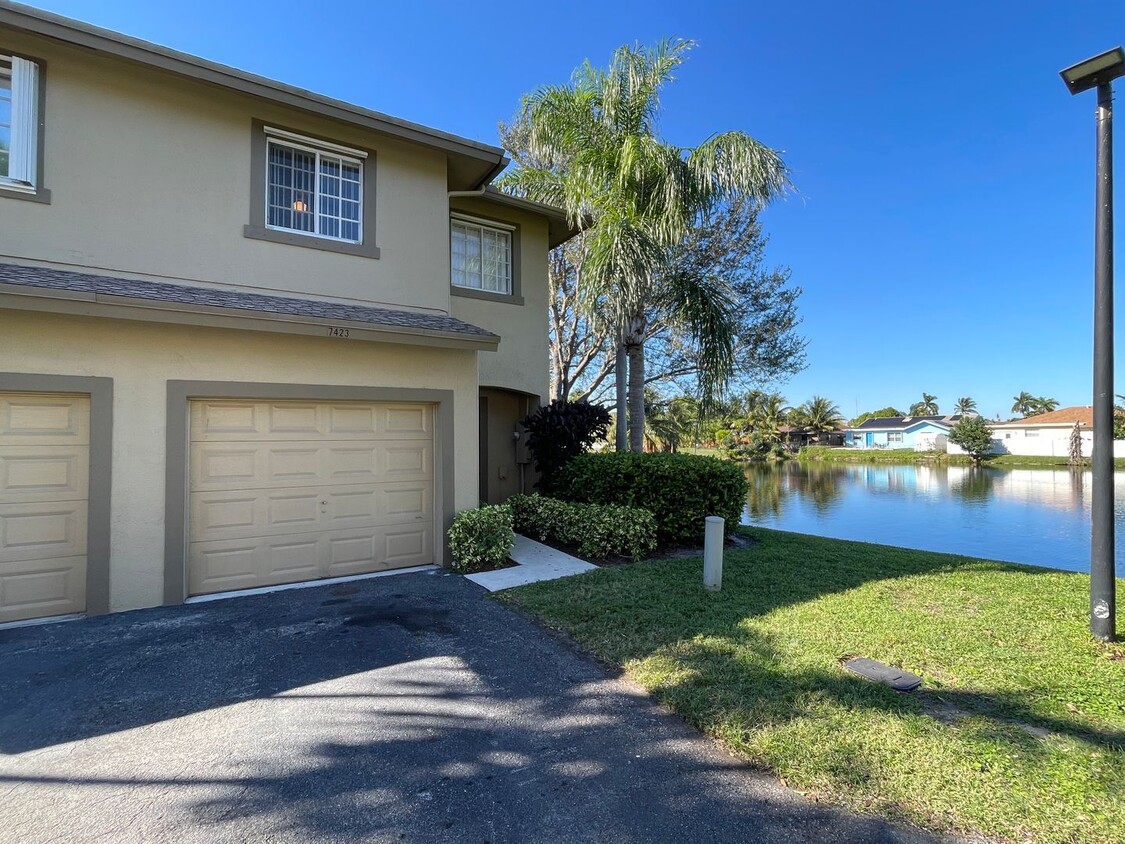 wOw! CALIFORNIA STYLE TOWNHOUSE ON THE WATER - wOw!  CALIFORNIA STYLE TOWNHOUSE ON THE WATER