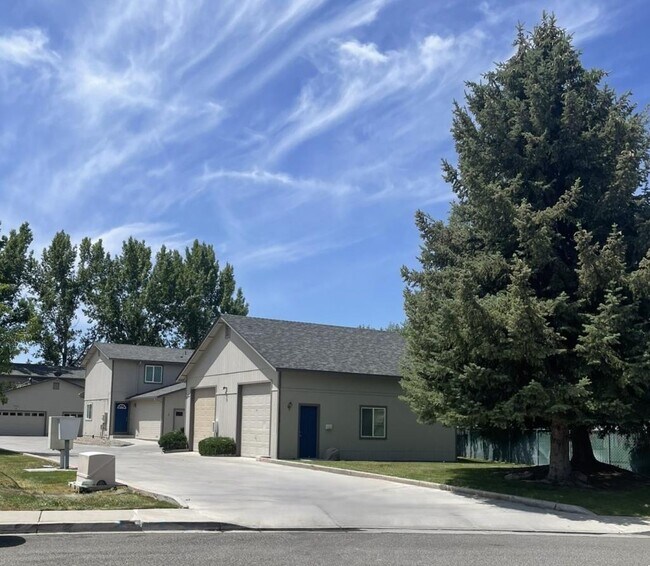 Building Photo - 1379 Village Way