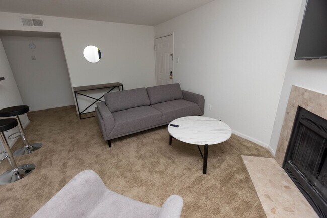 Building Photo - 220 Garris Dr