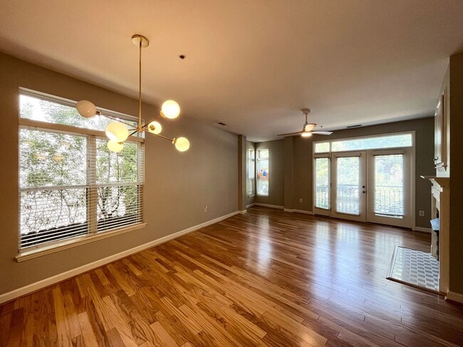 Building Photo - Spacious 2BD, 2BA Condo in a Prime Locatio...