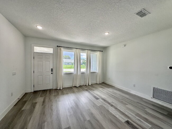 Building Photo - Private Master Bedroom and Bathroom available in a Large, Modern Home. The Master Bedroom feature...