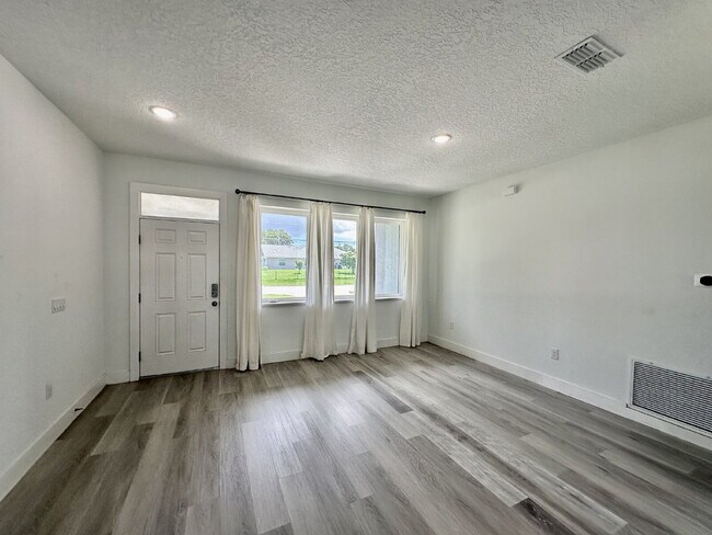 Foto del edificio - Private Master Bedroom and Bathroom available in a Large, Modern Home. The Master Bedroom feature...