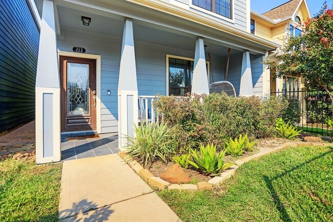 Building Photo - 213 W 26th St