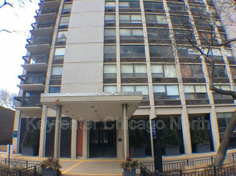 Foto principal - 1355 N Sandburg Terrace
