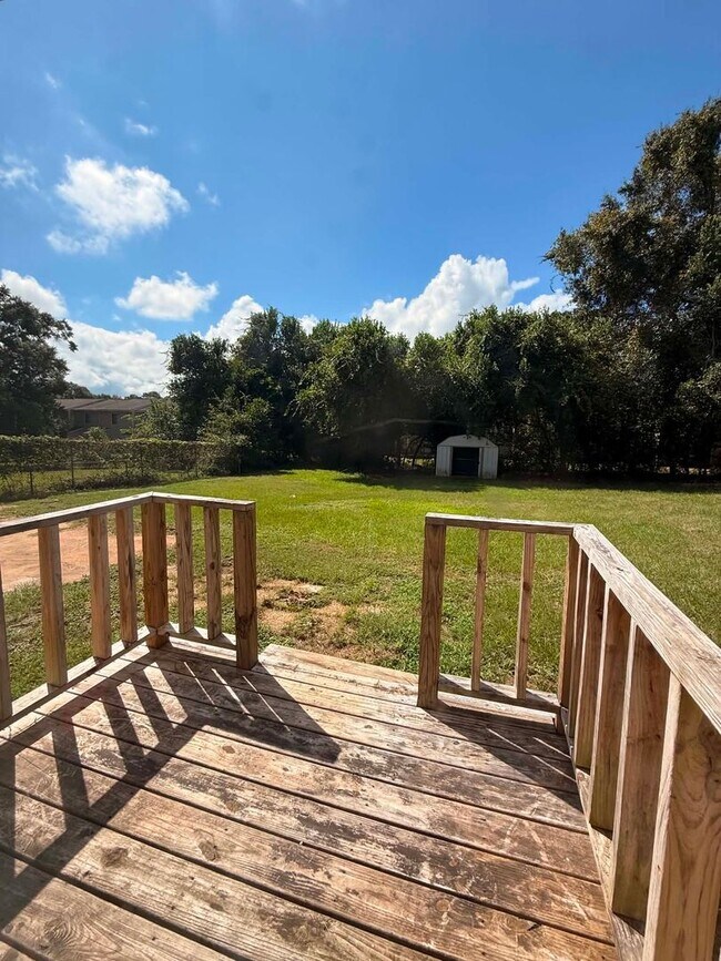 Building Photo - 104 Yellowleaf Dr