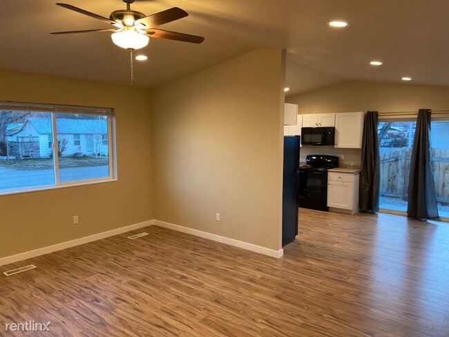 Building Photo - 3 br, 2 bath Townhome - 405 E 7th St. A an...