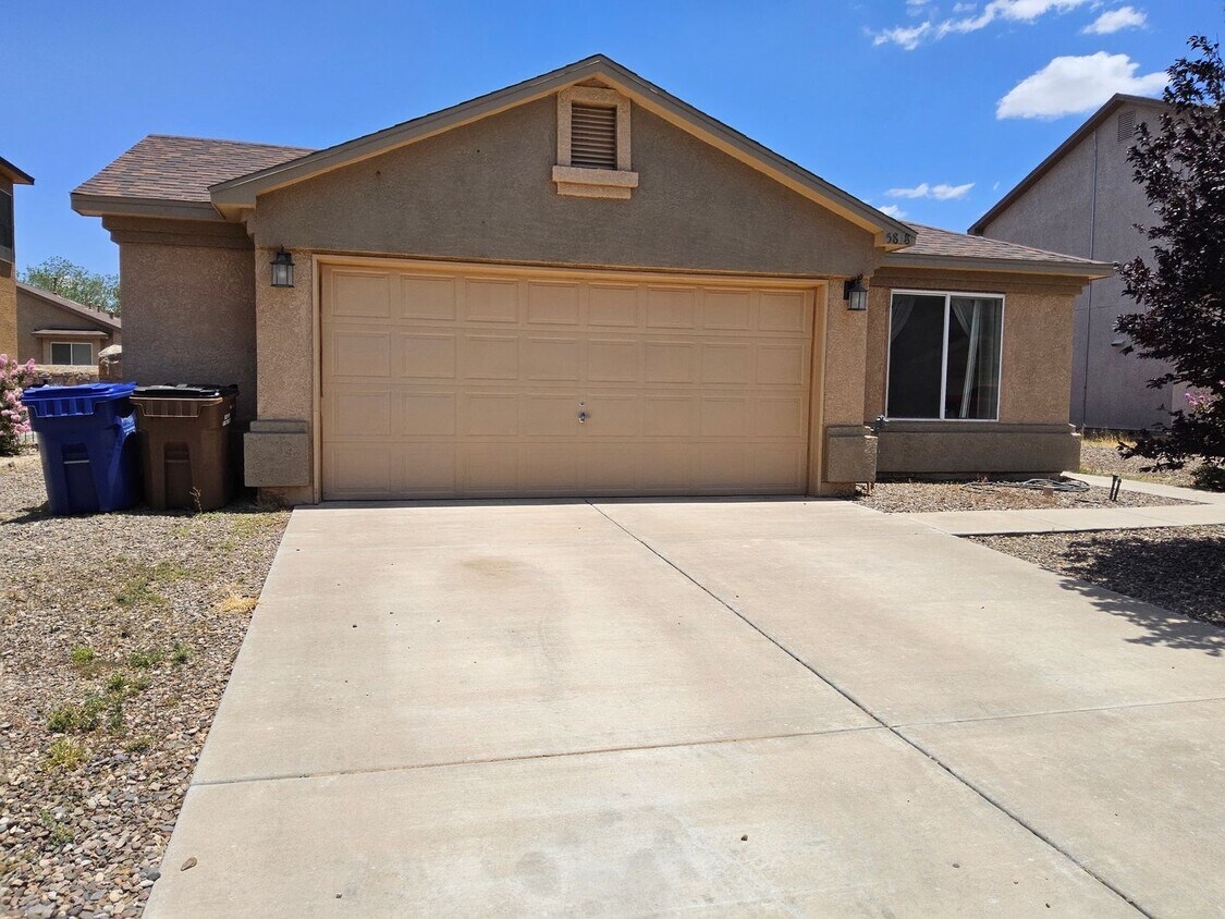Foto principal - Clean THREE Bedroom Home For Rent
