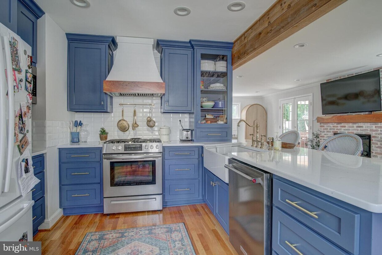 Primary Photo - 4028 Maple St