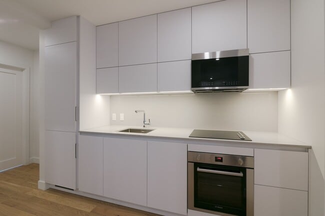 Building Photo - 5530 Ch De La Côte-Saint-Luc