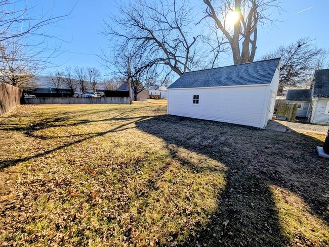 Building Photo - 906 S 1st St