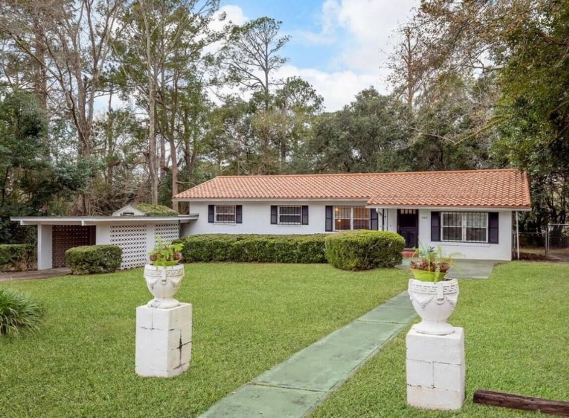 Primary Photo - Large 4 Bedroom House
