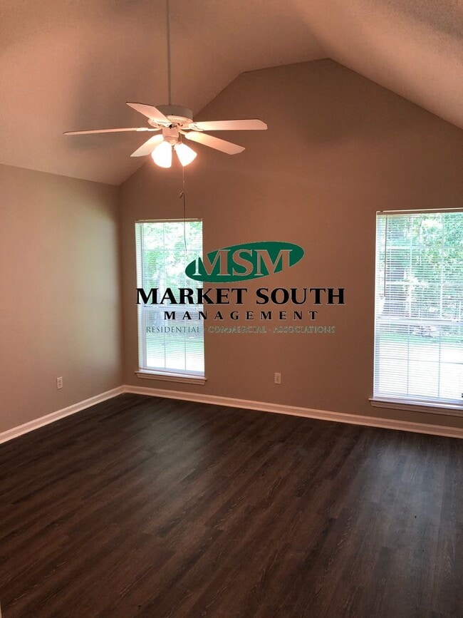 Building Photo - 132 Cross Creek Dr Building Photo - 132 Cross Creek Dr