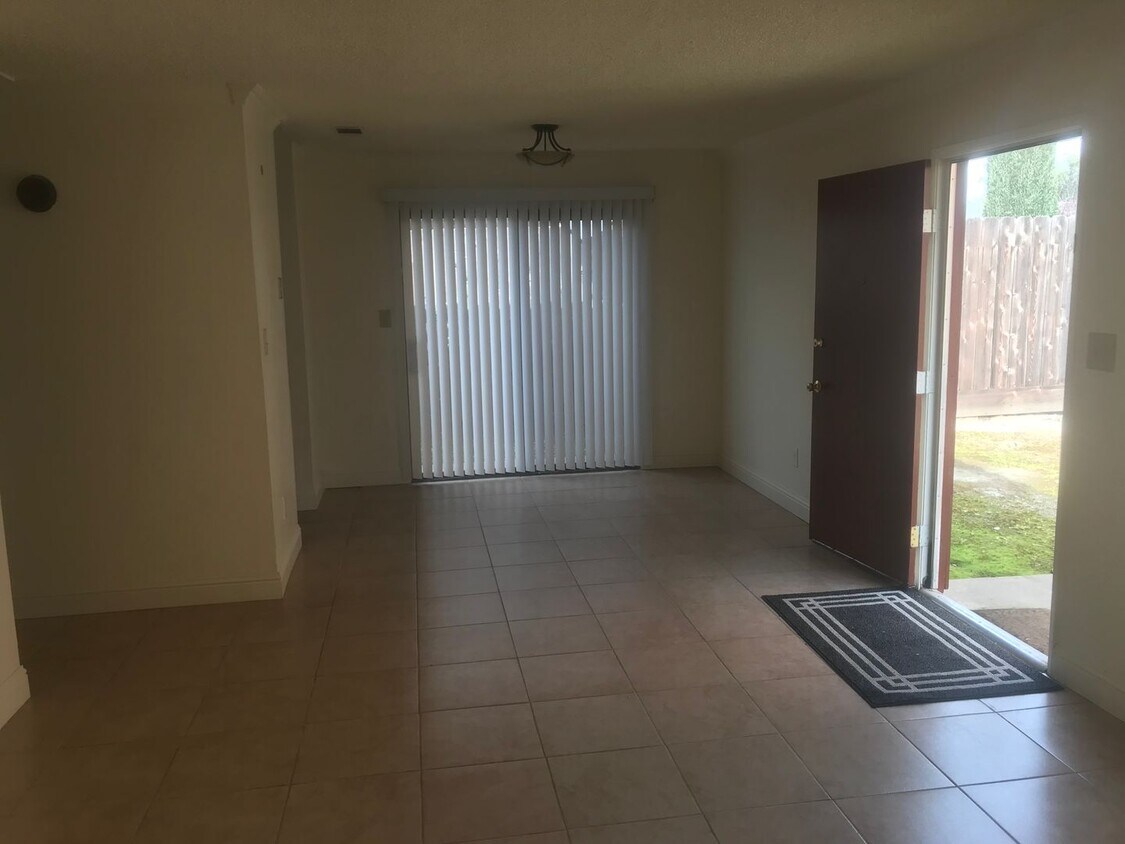Foto principal - updated 2 bedroom in Hanford waiting for you!