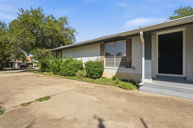 Building Photo - 2712 St Edwards Cir