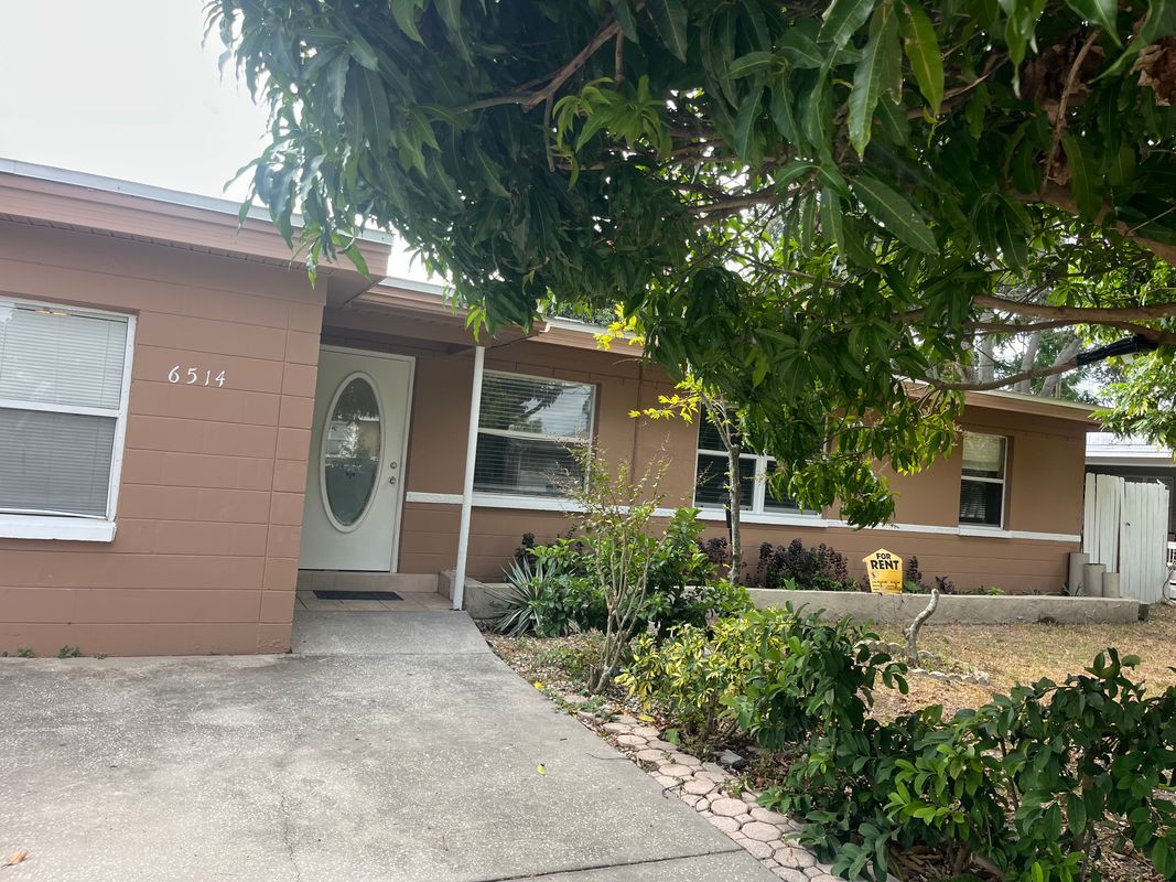 Foto principal - 6514 34th Ave N